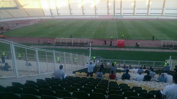 سکوهای خالی ورزشگاه یادگار امام تبریز عکس