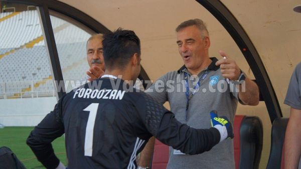 محسن فروزان در آغوش مربی قدیمی عکس