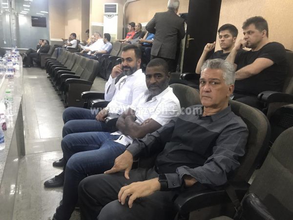 مربیان تیم ملی در ورزشگاه دستگردی عکس