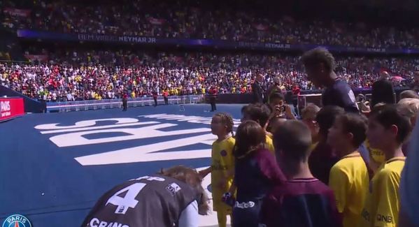 پیکه، سوژه شوخی هواداران پاری سن ژرمن عکس