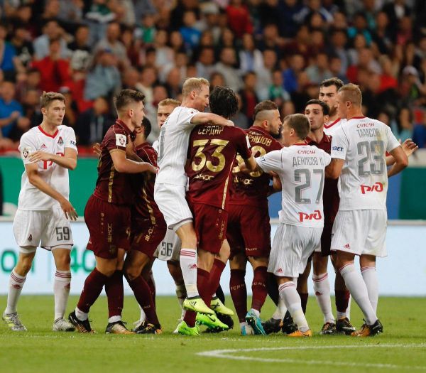 درگیری آزمون بخاطر دفاع از همتیمی عکس