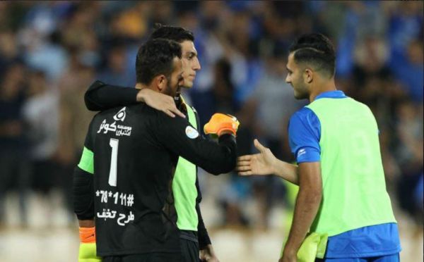 دلداری استقلالیها به دروازهبان جوان تراکتور