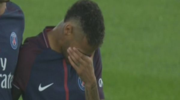 اشک های نیمار به یاد قربانیان حادثه بارسلونا عکس