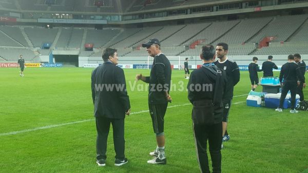  رفاقت نزدیک کی روش با ناظر فیفا عکس