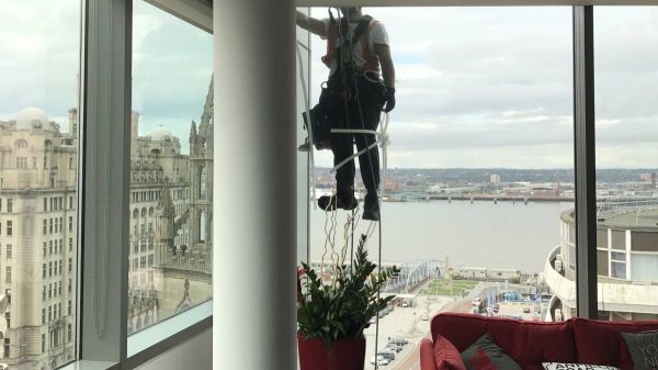 شوخی مدیر لیورپول با روز آخر نقل و انتقالات عکس