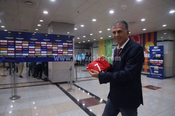 کیروش پیراهن ستاره تاتنهام را گرفت عکس