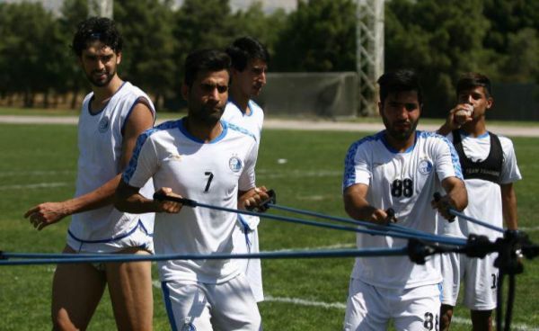 بدنسازی اسقلالی ها در چمن عکس