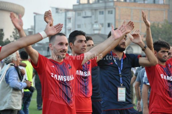 شادی ایسلندی پس از فتح ال مازنو عکس