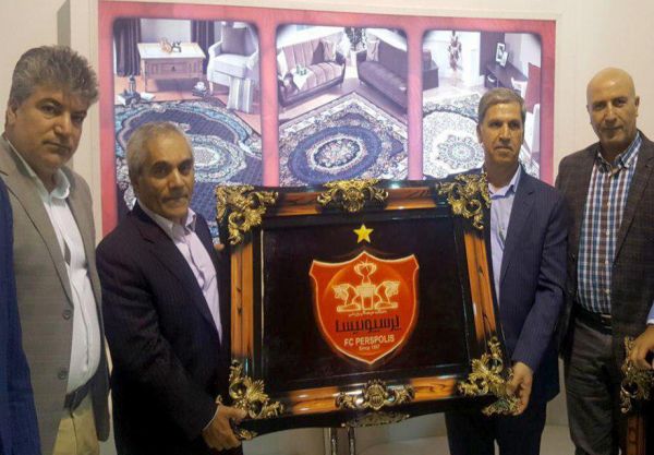 اهدای تابلو فرش قهرمانی به پرسپولیس عکس