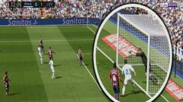  مشکوک ترین صحنه داوری نیمه اول رئال-لوانته  عکس