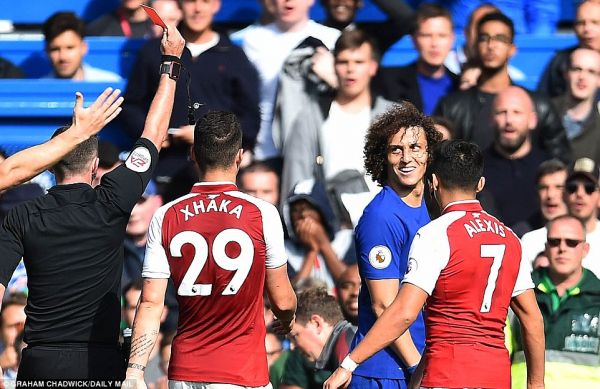 لبخند عجیب مدافع چلسی بعد از اخراج عکس