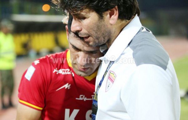  اشک‌های زهیوی پس از برد در آبادان  عکس