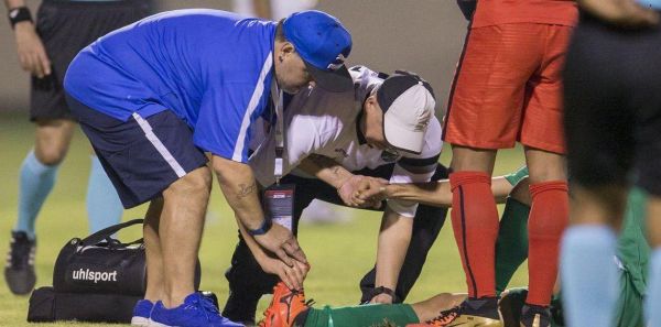  مارادونا در نقش پزشک تیم رقیب  عکس