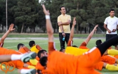 عکس ممانعت از ورود علی کریمی و برخی بازیکنان نفت به زمین تهرانسر