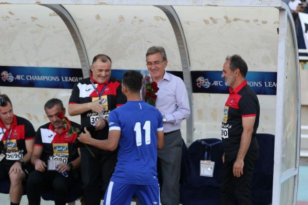 شروع و پایان کرملاچعب با دسته گل عکس