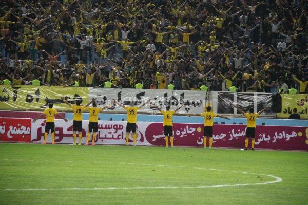 شادی ایسلندی به نقش جهان هم رسید عکس