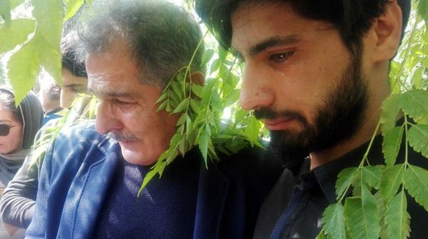 اشک های اردلان آشتیانی در بهشت زهرا عکس