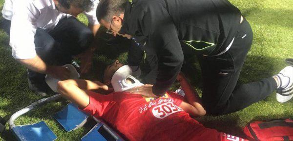 خطر از بیخ گوش بازیکن تراکتور گذشت عکس