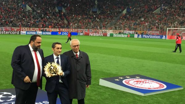  استقبال ویژه از سرمربی بارسا در آتن  عکس