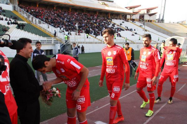  صف سربازان تراکتور برای ادای احترام به ژنرال عکس