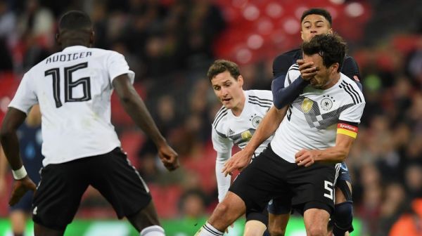 درخشش مت هوملس در ومبلی با بازوبند کاپیتانی