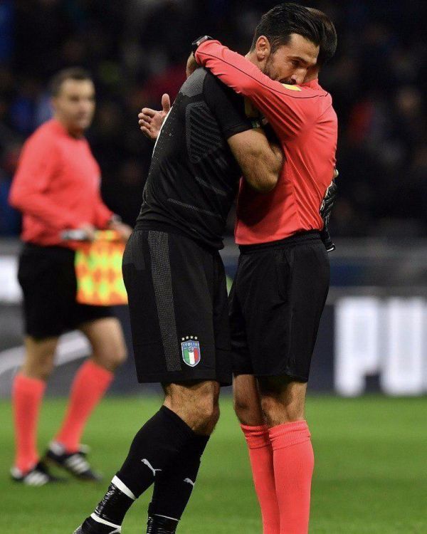 همدردی جالب داور اسپانیایی با بوفون عکس