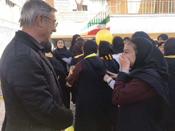 حضور کرانچار در مدرسه دخترانه عکس