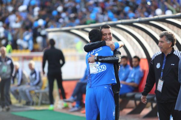  برخورد گرم استقلالی‌ها با عنایتی  عکس