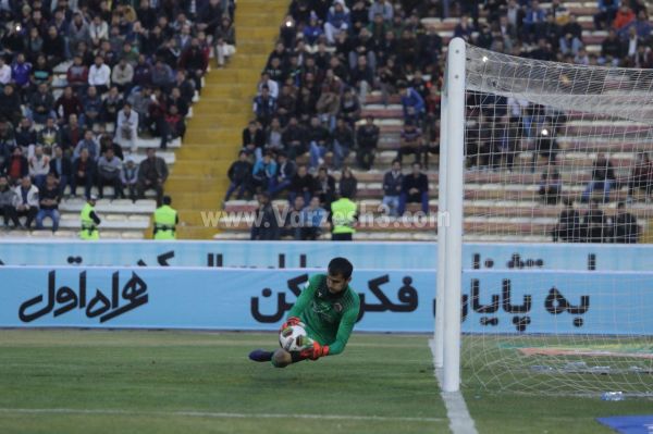 یک تنه مقابل ستارههای آبی عکس