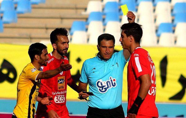  کارت قرمزی که تیرخلاص به تراکتور بود  عکس