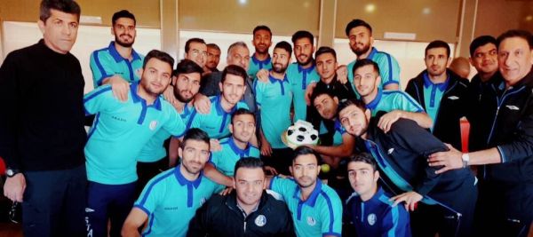 جشن تولد هافبک بوشهری در اردوی اس خوزستان عکس