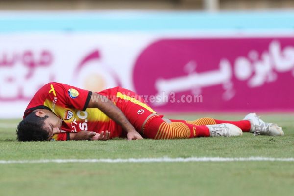 خطر از بیخ گوش مدافع فولاد گذشت عکس
