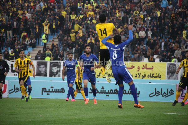 علی کریمی، رهبر خط هافبک سپاهان عکس