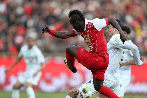 منشا مهاجمی که روی پا بند نیست عکس