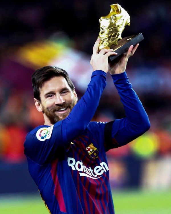  رونمایی مسی از چهارمین کفش طلا  عکس