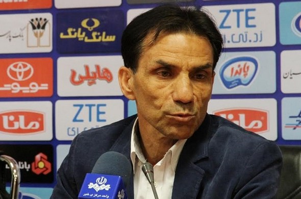 مربی نفت آبادان به جایگاه استقلال نگاه نمی کنیم