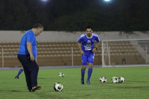 ساناک با زبان فارسی بازیکنان را تمرین میدهد
