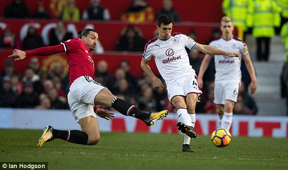  یونایتد 2 - 2 برنلی؛ هدیه کریسمسی مورینیو به کونته