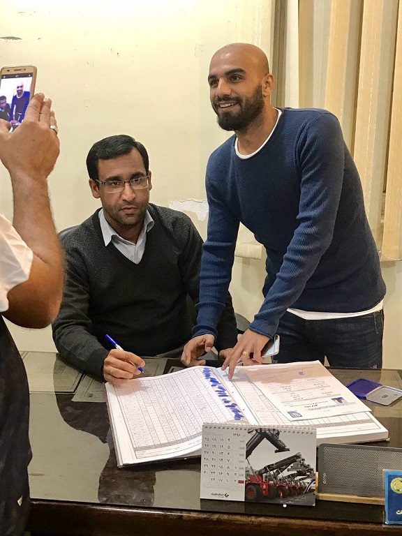قرارداد کلاه کج با استقلال خوزستان ثبت شد عکس