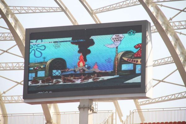 پخش کارتون باب اسفنجی در اسکوربورد اصفهان عکس