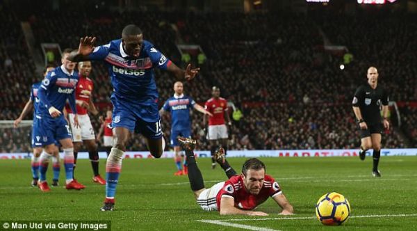 تمجید باشگاه استوک از رفتار جوانمردانه ماتا عکس