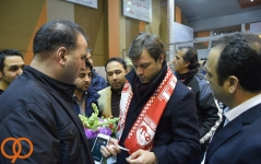  مربی ترکیه ای در میان استقبال هواداران تراکتور سازی به تبریز رسید+ تصاویر