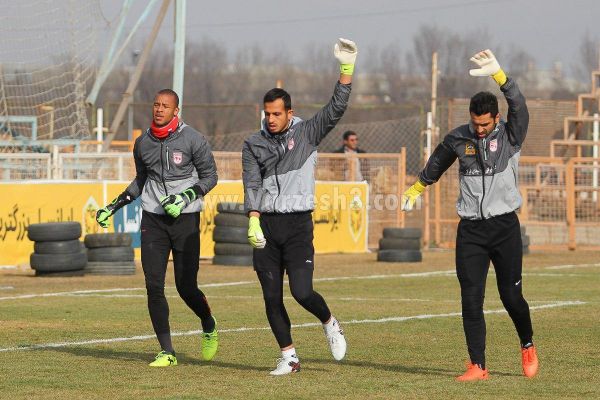  جنگ دروازه‌بانی در تراکتور بالا گرفت عکس