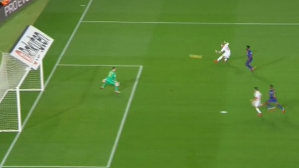  گل عجیب و غریب آلاوس به بارسلونا  عکس