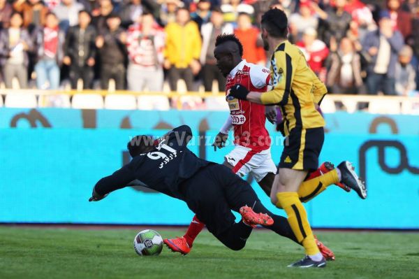 عالمه سپاهان را در بازی نگه داشت عکس