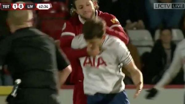 درگیری شدید هافبک لیورپول با بازیکن تاتنهام عکس