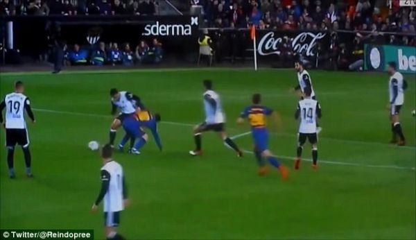  اقدام عجیب هافبک والنسیا برای توقف مسی  عکس