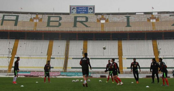  تمرین تراکتور در ورزشگاه یادگار زیر باران عکس