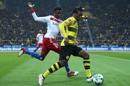  مهاجم دورتموند اینطور به شعارهای نژادپرستانه اعتراض کرد