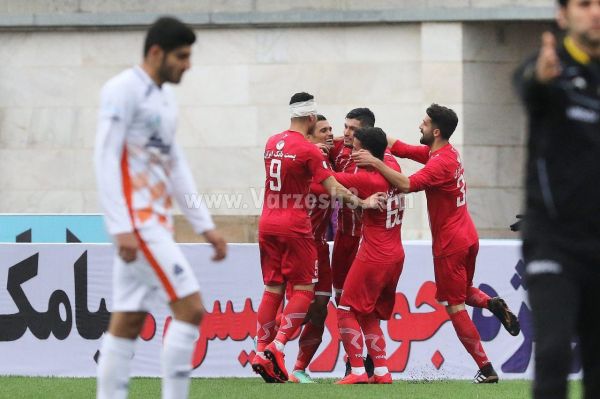 علی دایی در رشت از خودی خورد عکس